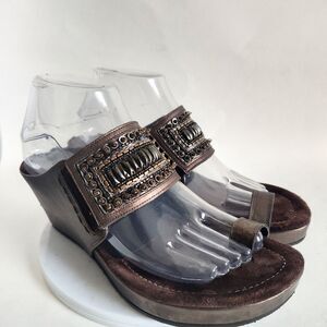 Donald Pliner Sandals 8 Garnet Bronze Leather Wedge Heel Beaded Toe Loop Italy